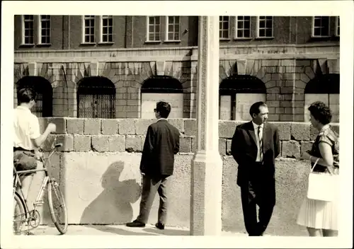 Foto Berlin, Bau der Berliner Mauer, Schaulustige