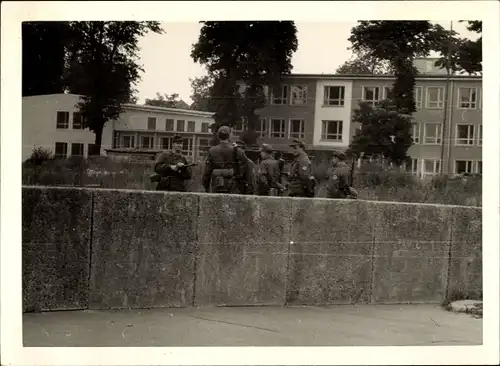 Foto Berlin, Bau der Berliner Mauer, Grenzposten