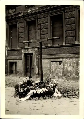 Foto Berlin, Berliner Mauer, Denkmal für Mauertoten Bernd Lünser, Gebäude mit zugemauerten Fenstern