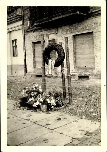 Foto Berlin, Denkmal für Mauertoten, Kranz