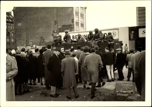 Foto Berlin, US Army Tank, Panzer, Soldaten, Straßenpartie, Imbisshalle