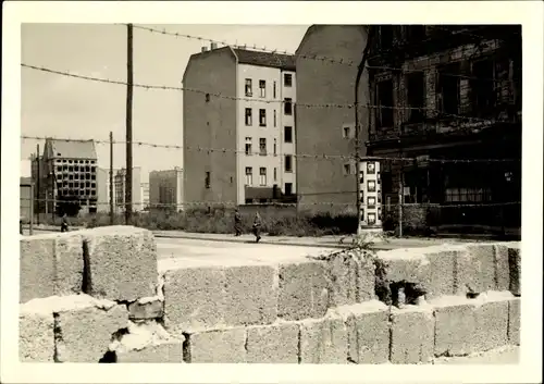 Foto Berlin, Bau der Berliner Mauer, Stacheldraht, Litfaßsäule