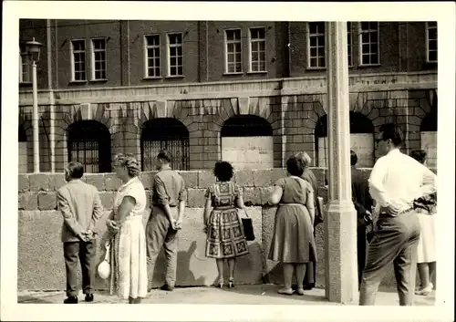 Foto Berlin, Bau der Berliner Mauer, Schaulustige