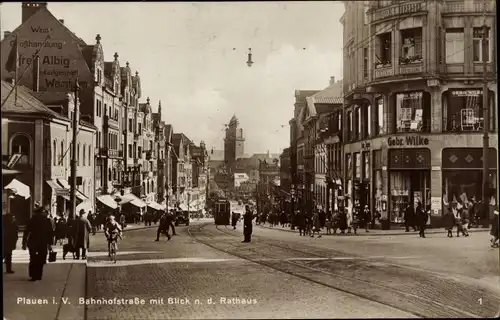 Ak Plauen im Vogtland, Bahnhofstraße mit Blick nach dem Rathaus, Geschäft Gebr. Wilke, Passanten