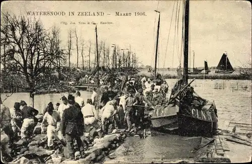 Ak Zeeland Niederlande, Watersnood 1906, Am Ufer, Segelboote, Soldaten bei der Arbeit