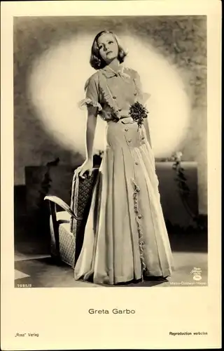 Ak Schauspielerin Greta Garbo, Standportrait, MGM, Ross