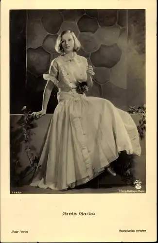 Ak Schauspielerin Greta Garbo, Portrait, Kleid, MGM, Ross
