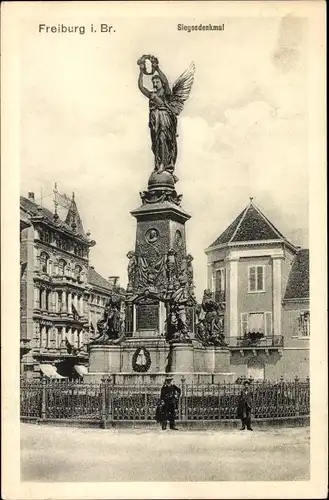 Ak Freiburg im Breisgau, Siegesdenkmal, Passanten