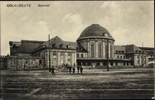 Ak Köln Deutz am Rhein, Blick auf den Bahnhof, Straßenseite, Kinder