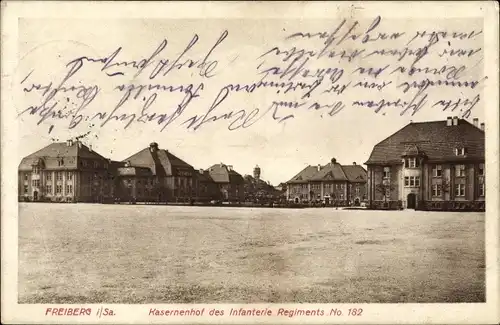 Ak Freiberg in Sachsen, Kasernenhof des Infanterie Regiments Nr. 182