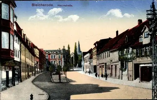 Ak Bleicherode Thüringen, Hauptstraße, Wohnhäuser, Brunnen, Blick zur Kirche