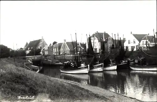 Ak Greetsiel Krummhörn in Ostfriesland, Hafenbild, Fischerboote