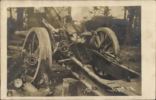 Foto Ak Zerstörtes Geschütz auf dem Schlachtfeld in Frankreich, 1. WK
