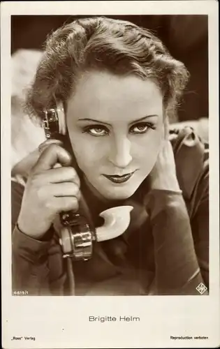 Ak Schauspielerin Brigitte Helm, bekannt aus Metropolis, Portrait mit Telefon