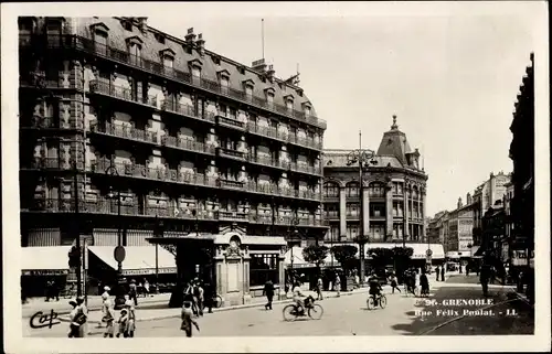 Ak Grenoble Isère, Rue Felix Poulat, Cyclistes