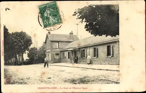 Ak Grandvilliers Oise, La Gare et l'Avenue Saget
