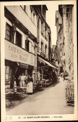 Ak Le Mont Saint Michel Manche, Une Rue, Café Restaurant Victor Bequet