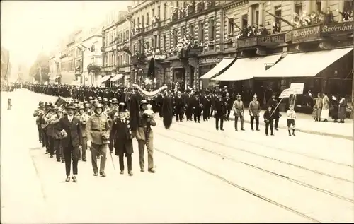 Foto Ak Karlsruhe in Baden, Krieger Parade durch Kaiserstr., Juni 1925