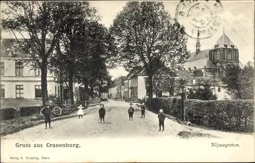 Ak Cranenburg Kranenburg am Niederrhein, Nijmegertor mit Kindern