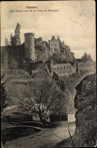 Ak Vianden Luxemburg, Les ruines vues de la route de Hosingen