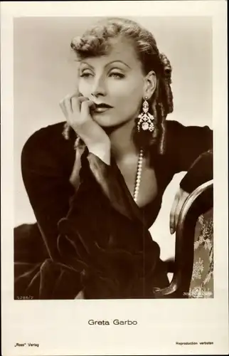 Ak Schauspielerin Greta Garbo, Portrait, Ohrschmuck, Perlenkette, MGM, Ross