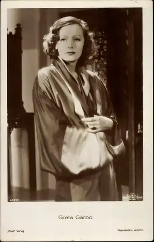 Ak Schauspielerin Greta Garbo, Standportrait, MGM, Ross