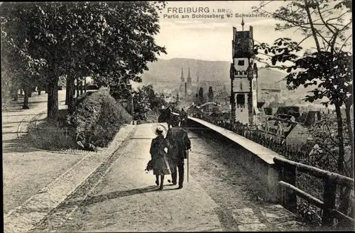 Ak Freiburg im Breisgau, Partie am Schlossberg und Schwabentor, Spaziergänger