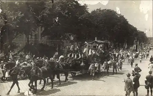 Foto Ak München, 13. Deutsches Turnfest 1923, Klempnerinnung, Straßenumzug, Festwagen