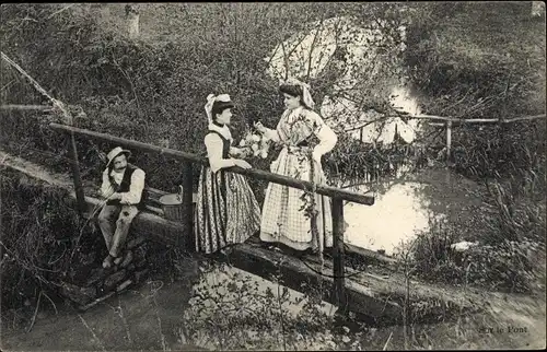 Ak La vie aux Champs, Frauen in Tracht auf der Brücke, Fluss