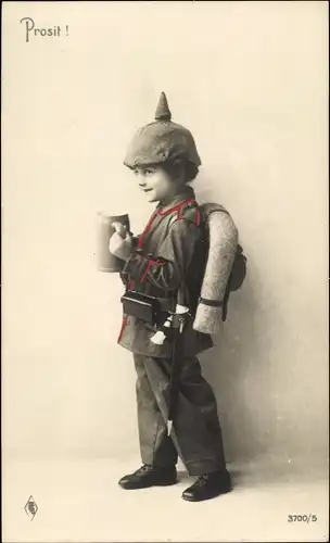 Ak Junge in Soldatenuniform, Prosit, Bierglas