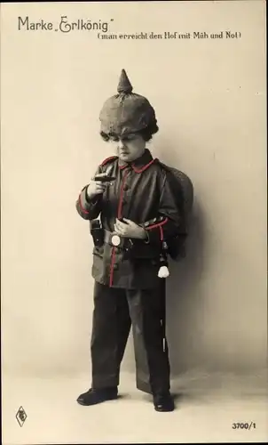 Ak Junge in Soldatenuniform, Marke Erlkönig, Zigarre