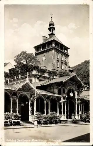 Ak Karlovy Vary Karlsbad Stadt, Stadtturm, Marktbrunnen Kolonnade