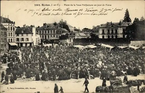 Ak Redon Ille et Vilaine, Messetag, Besucher auf dem Platz
