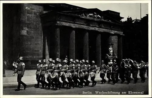 Ak Berlin, Wachablösung am Ehrenmal