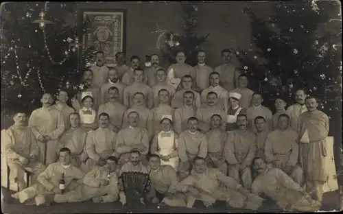 Foto Ak Krankenschwestern und Patienten, Lazarett, Tannenbaum, Gruppenbild