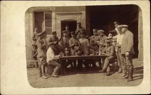 Foto Ak Soldaten am Tisch sitzend, Bier, Soldatenleben, I. WK