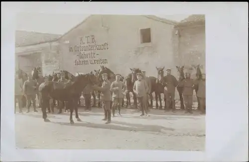 Foto Ak Deutsche Soldaten, Pferd, KTB in Ortsunterkunft, Schritt fahren und reiten, I. WK