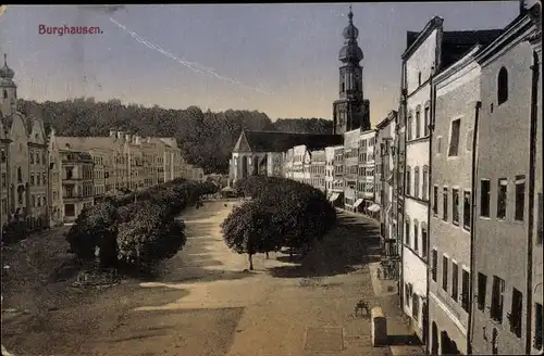 Ak Burghausen im Kreis Altötting Oberbayern, Blick auf einen Platz, Kirchturm