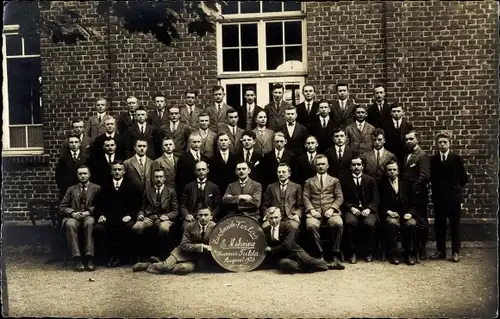 Foto Ak Gruppenbild der Männer vor einem Haus, Fulda, Verlag