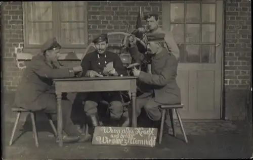 Foto Ak Soldaten spielen Karten, Soldatenleben, I. WK