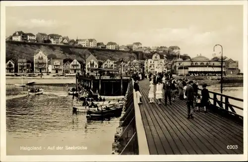 Ak Nordseeinsel Helgoland, Auf der Seebrücke