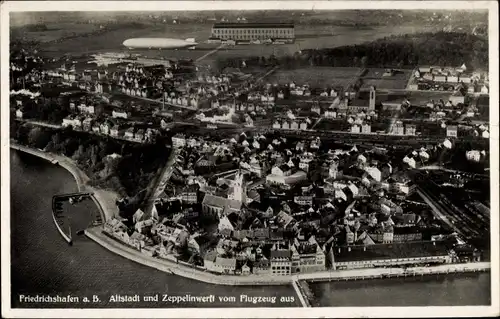 Ak Friedrichshafen am Bodensee, Altstadt und Zeppelinwerft vom Flugzeug aus