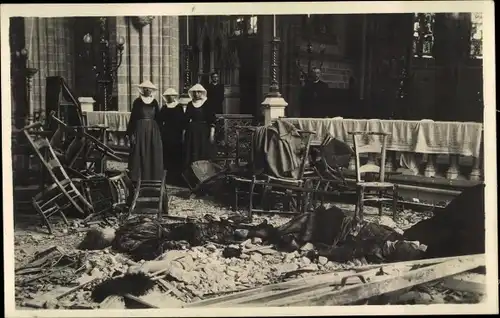 Ak Oostende Ostende Westflandern, Peter und Pauls-Kirche, Kriegszerstörung 1. WK, Nonnen