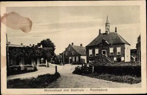 Ak Raamsdonk Nordbrabant Niederlande, Molenstraat met Stadhuis