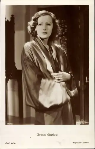Ak Schauspielerin Greta Garbo, Standportrait, MGM, Ross