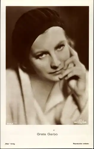 Ak Schauspielerin Greta Garbo, Portrait mit Mütze, MGM, Ross