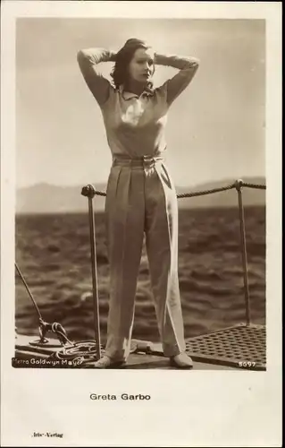 Ak Schauspielerin Greta Garbo, Standportrait auf einem Boot, MGM