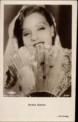 Ak Schauspielerin Greta Garbo, Portrait mit Fächer, MGM, Amag Iris 5056