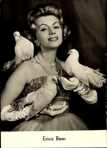 Ak Schauspielerin Erica Beer, Portrait, Autogramm, Tauben, Perlen