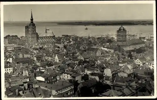 Ak Stralsund in Vorpommern, Ortsansicht aus der Vogelschau mit St. Jacobi und Nikolai